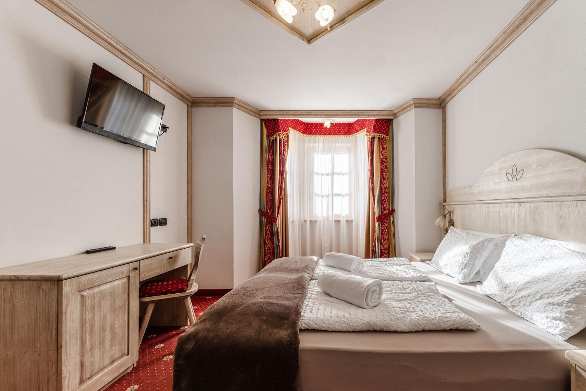 Hotel Sasso Rosso Commezzadura Bagian luar foto