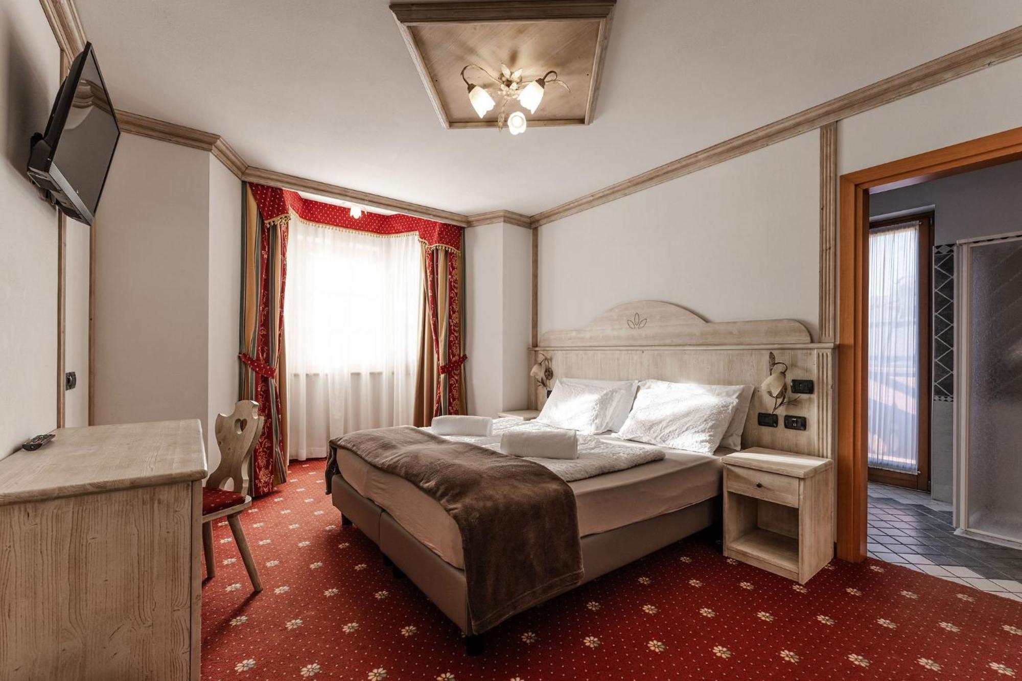 Hotel Sasso Rosso Commezzadura Bagian luar foto