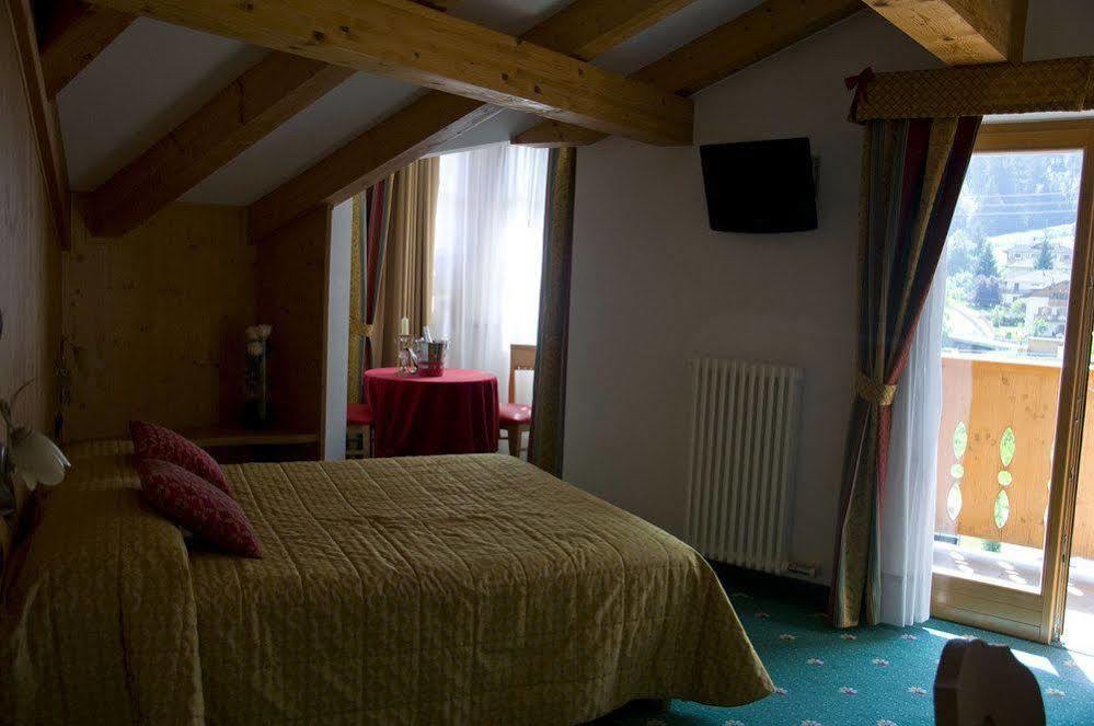 Hotel Sasso Rosso Commezzadura Bagian luar foto