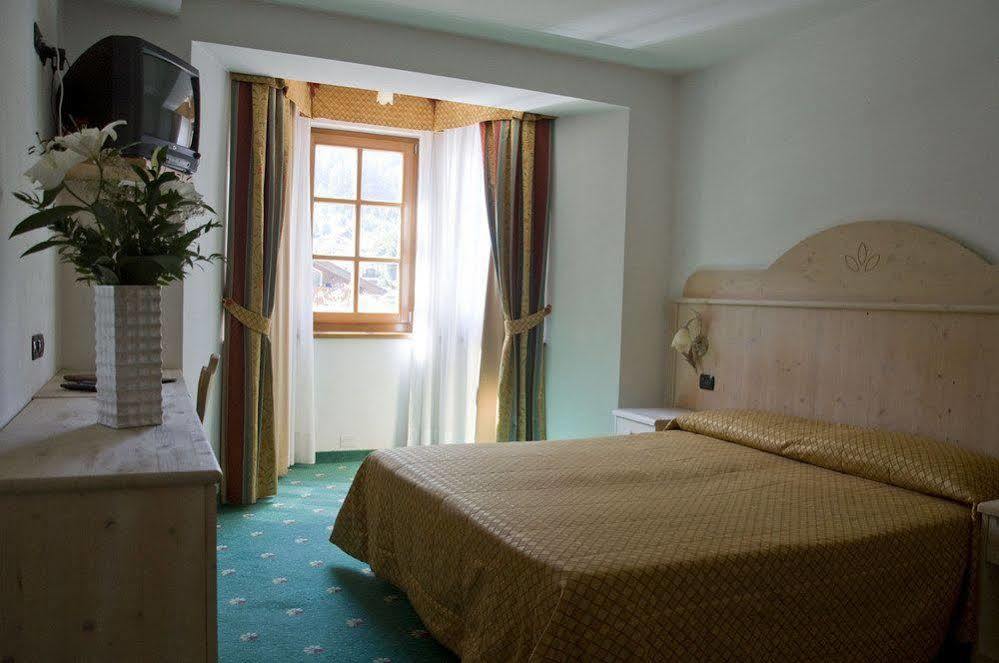 Hotel Sasso Rosso Commezzadura Bagian luar foto